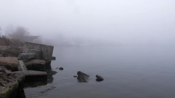 Niebla en el río con barcos en la distancia piedras de otoño — Vídeos de Stock