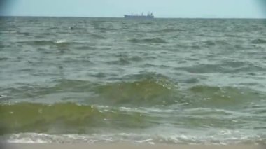 Deniz kenarında seyahat kargo gemisi