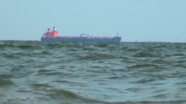 Deniz kenarında seyahat kargo gemisi