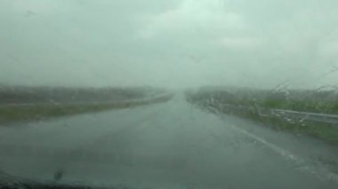 şiddetli yağmur otomobilin ön cama isabet