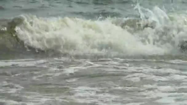 Θάλασσα κύματα εκτίναξη όταν φθάνοντας στην στεριά — Αρχείο Βίντεο