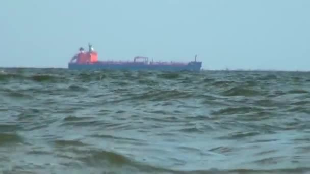 Φορτηγό πλοίο που ταξιδεύει κατά μήκος της θάλασσας — Αρχείο Βίντεο