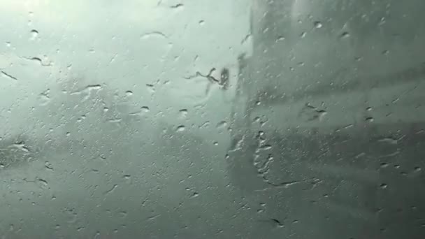 Проливной дождь попал в лобовое стекло автомобиля — стоковое видео