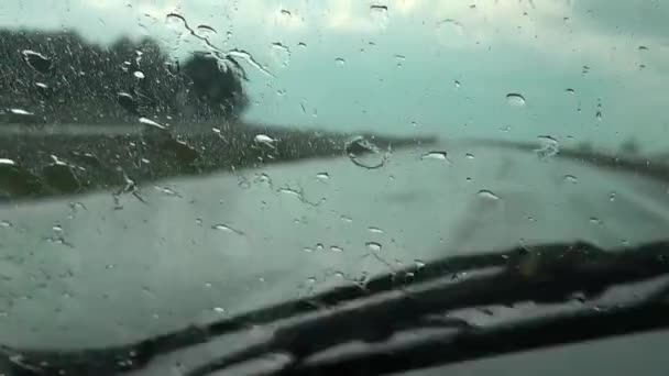 Starkregen trifft die Windschutzscheibe des Autos — Stockvideo