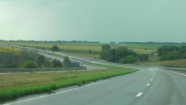 Zware regen raken van auto voorruit — Stockvideo