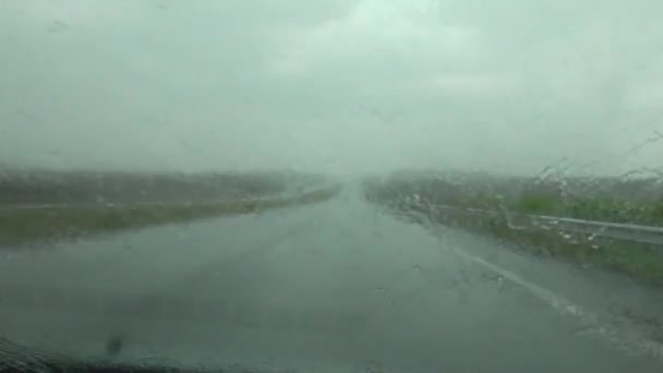 De fortes pluies frappent le pare-brise de la voiture — Video