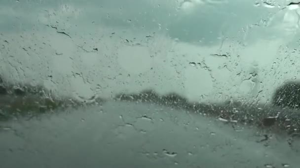 Lluvia fuerte golpeando el parabrisas del coche — Vídeos de Stock