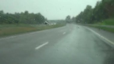 şiddetli yağmur otomobilin ön cama isabet