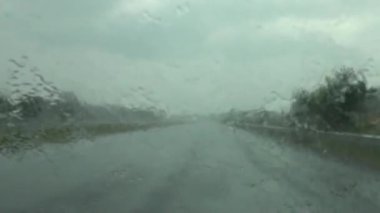 şiddetli yağmur otomobilin ön cama isabet