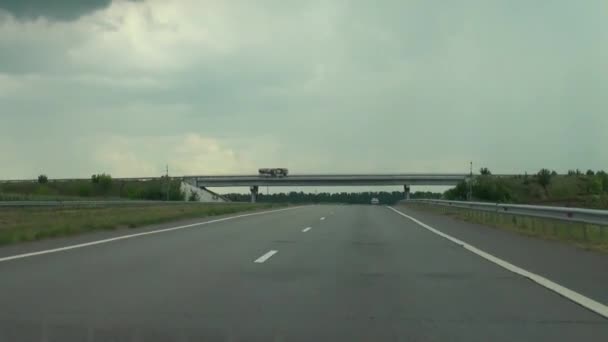 車のフロント ガラスを打つ豪雨 — ストック動画