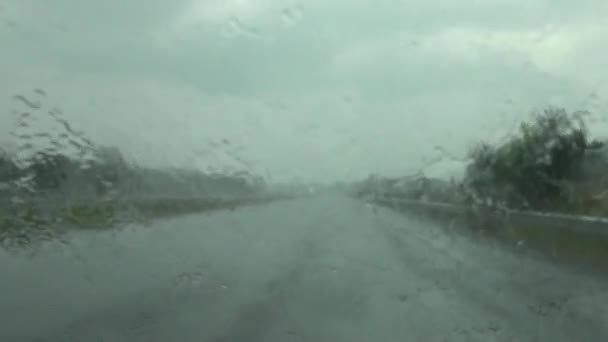 Lluvia fuerte golpeando el parabrisas del coche — Vídeos de Stock