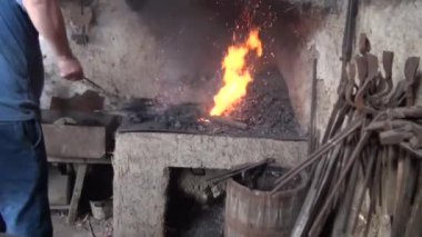 Demirci kızgın demir parçası çekiç