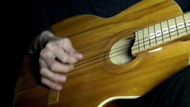 el dize Gitar akorları oynamak