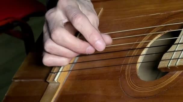 Snaren van de gitaar spelen hand tekenreeks — Stockvideo