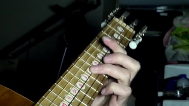 Snaren van de gitaar spelen hand tekenreeks — Stockvideo