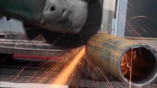 Cutting metal pipe Electrical tools — Stock Video