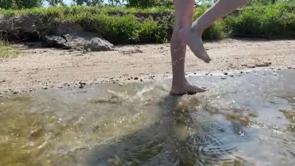 Jonge Jongen Loopt Langs Kust Van Het Strand Spetterend Water — Stockvideo