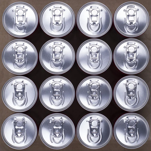 16 latas de bebida — Fotografia de Stock