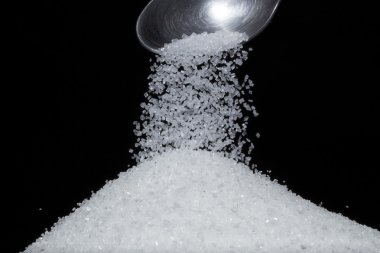 şeker kaşığı dökülür