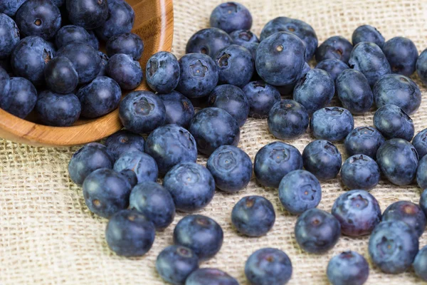 Heidelbeeren und Holzschale — Stockfoto