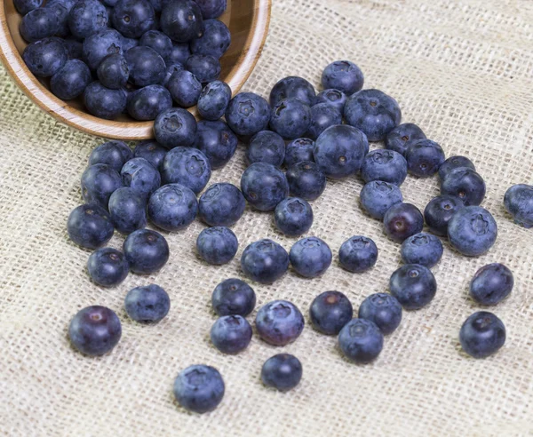 Heidelbeeren und Holzschale — Stockfoto