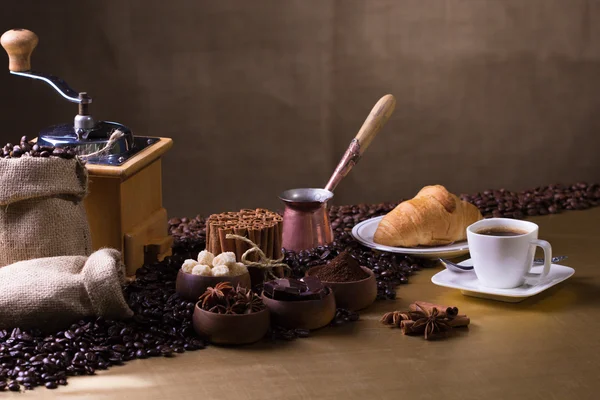 Cuencos de madera con granos de café —  Fotos de Stock