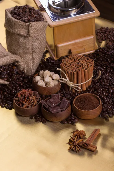 Cuencos de madera con granos de café —  Fotos de Stock
