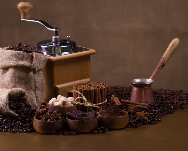 Cuencos de madera con granos de café —  Fotos de Stock