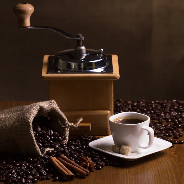 Taza de café con platillo y molino de café — Foto de Stock