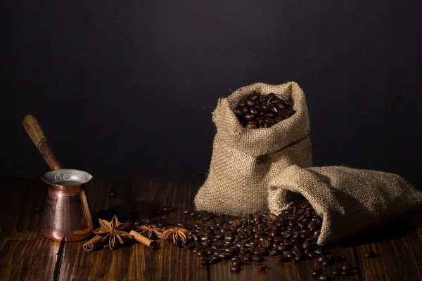 Dos pequeños sacos con café — Foto de Stock