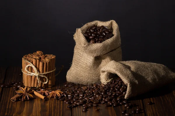 Två små säckar med kaffe — Stockfoto