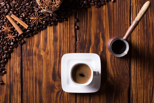 Ziarna kawy, filiżanka kawy — Zdjęcie stockowe