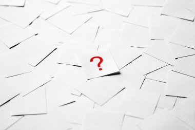 boş kağıt yığını üzerinde soru işareti