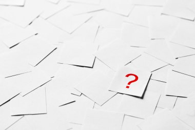 boş kağıt yığını üzerinde soru işareti