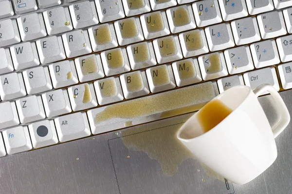 Kawa rozlane na klawiaturze laptopa — Zdjęcie stockowe
