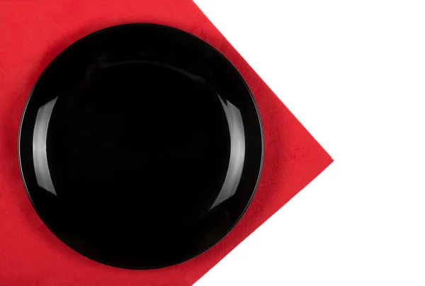赤いナプキンに黒プレート — ストック写真