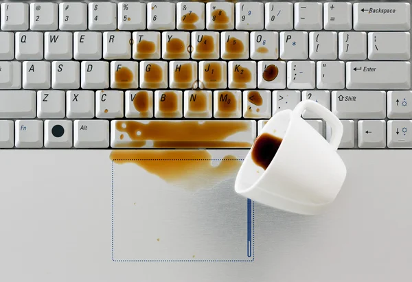 Пролил на клавиатуру кофе — стоковое фото