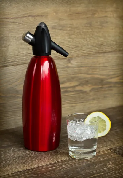 Sifão de soda vermelho e copo de refrigerante com gelo — Fotografia de Stock