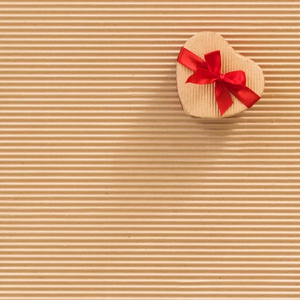 Boîte cadeau en carton avec noeud rouge — Photo