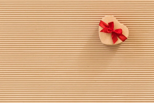 Χαρτόνι δώρου, με κόκκινο φιόγκο — Φωτογραφία Αρχείου