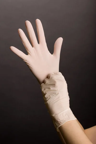 Femelles mains, mettre des gants de latex — Photo