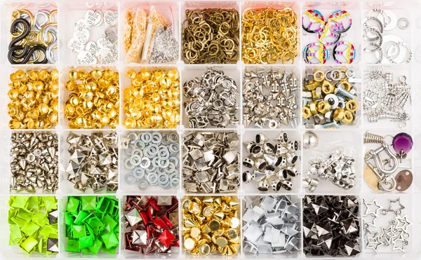 Bunt assortierte Perlen set in einer box. — Stockfoto