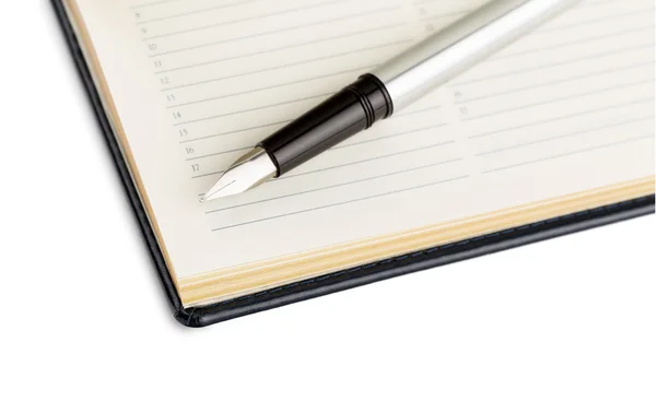 Фонтанна ручка на щоденнику ізольована на білому — стокове фото