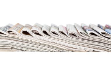 katlanmış Gazeteler üzerinde beyaz izole çeşitleri