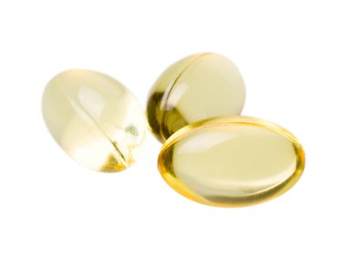 Beyaz arka planda izole edilmiş üç balık yağı kapsülü