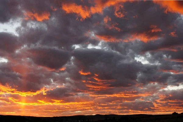Orange und violette Wolken bei Sonnenuntergang — Stockfoto