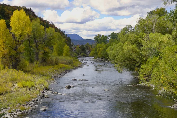 Yampa Nehri, Colorado 'daki Steamboat Springs' ten akıyor.
