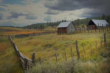 Fırtınalı gökyüzünün altında kırsal çiftlik binaları