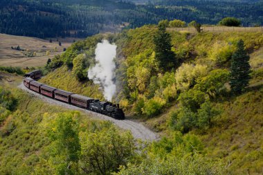 Chama, New Mexico, ABD 28 Eylül 2021: Cumbres ve Toltec Scenic Demiryolu yamaç boyunca seyahat ediyor