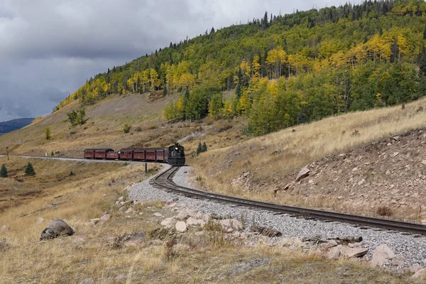 Chama, New Mexico, USA September 28, 2021: Cumbres and Toltec Scenic Railroad winding along the tracks — 图库照片